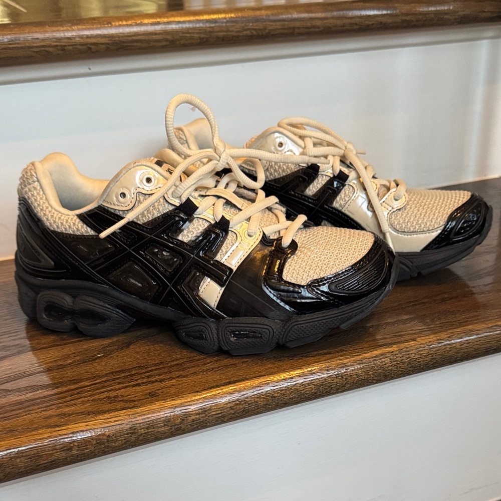 ASICS Gel Nimbus 9 - Cream/ Black “Vanilla Black” - size 6.5(Men’s) 8(Women’s)